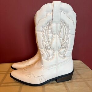 Women’s White Western Cowboy/Cowgirl boots by Comfort size 10